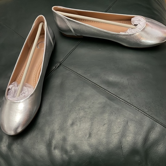 Silver flats never worn. Ordered & arrived from retailer w/o a box as pictured. - Picture 3 of 11